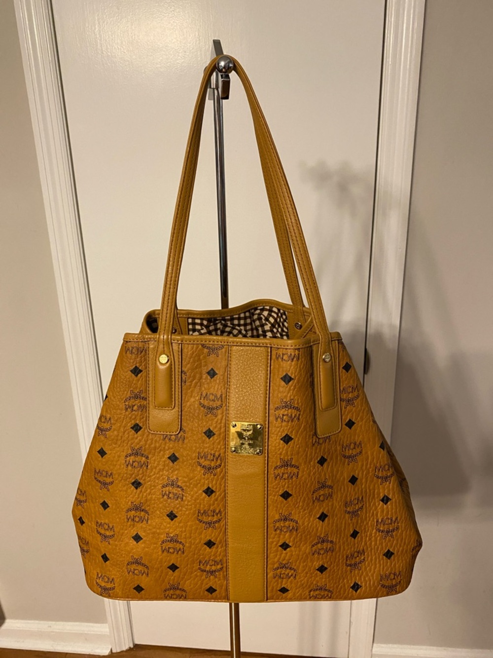 MCM Medium Tote w/Pouch - Picture 3 of 9